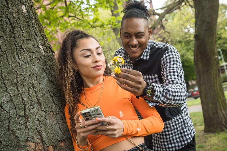 „Guck mal, das Video ist lustig!“: Gemeinsam lacht es sich am besten. picture alliance / dpa-tmn