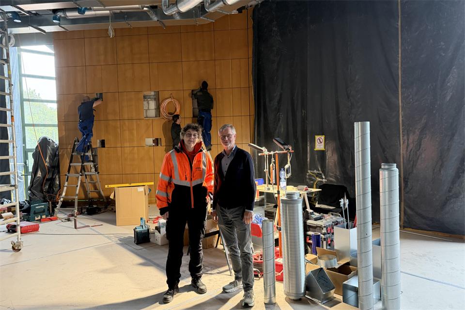 Gudrun Altmann und Peter Sonntag vom Technischen Gebäudemanagement des Kreises haben vor lauter Baukulisse einen Einblick in die Sanierungsmaßnahmen der Sitzungsbereiche und der neuen Ausländerbehörde gegeben.
