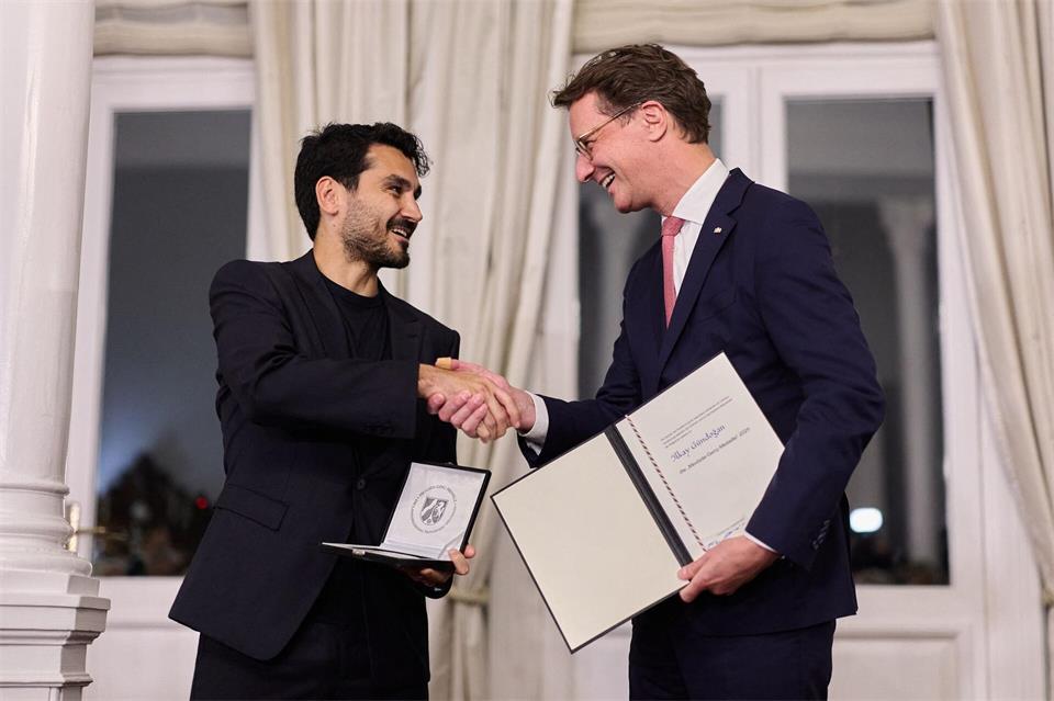 Gündogan sollte den Preis eigentlich schon im vergangenen Jahr bekommen. Jetzt wurde das nachgeholt.Rolf Vennenbernd/dpa