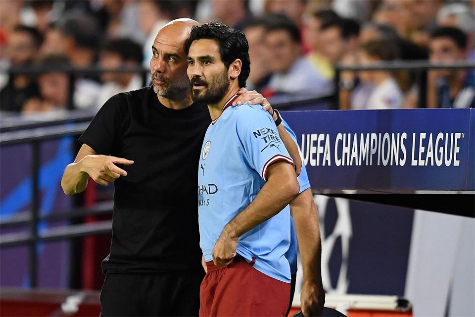 Gündoğan (r) spricht über Klopp - und Guardiola (l). (Archivbild)Jose Breton/AP/dpa