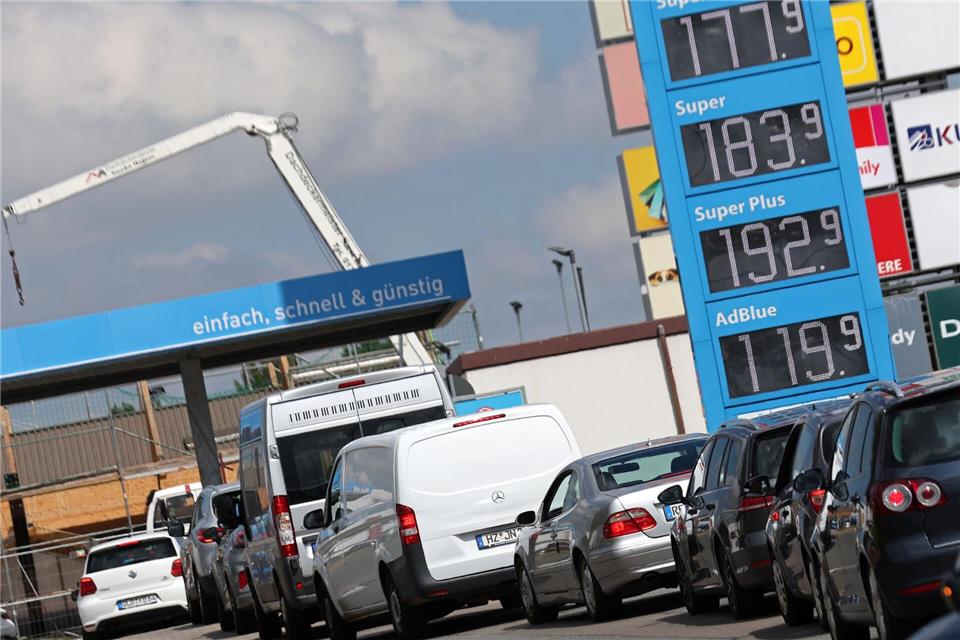 Günstigere Kleidung und Kraftstoffe haben die Inflation in Sachsen-Anhalt im Juni weiter abgeschwächt. Matthias Bein/dpa