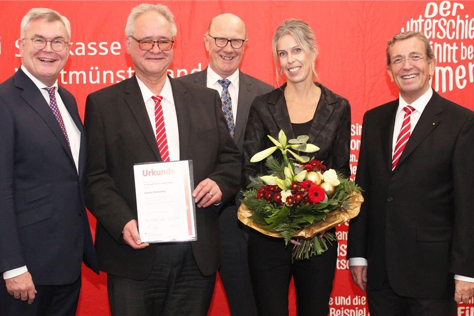 Günter Demming (Zweiter v. l.) und Daniela Pasing wurden geehrt. Vorstandsvorsitzender Heinrich-Georg Krumme (r.), Vorstand Jürgen Büngeler (l.) und Personalratsvorsitzender Alfred Lewe gratulierten.