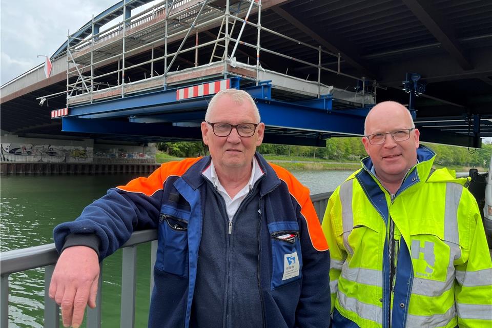 Günter Franz (l.) und Axel Kaldenbach stehen vor dem Hängegerüst unter der B224-Brücke am Wesel-Datteln-Kanal in Dorsten.