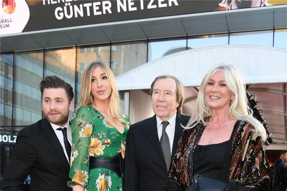 Günter Netzer, Ehefrau Elvira, Tochter Alana und deren Partner, der Schweizer Popsänger Baschi, stehen auf einem roten Teppich. (Archivbild)Ina Fassbender/dpa