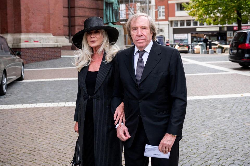 Günter Netzer, ehemaliger Fußballer, und seine Frau Elvira gehen zur Trauerfeier für den verstorbenen Unternehmer Klaus-Michael Kühne. Daniel Bockwoldt/dpa