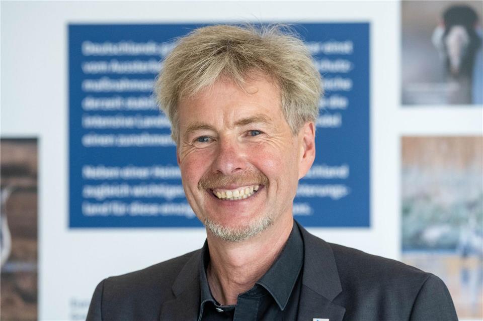 Kraniche stärken sich in MV für den Flug nach Süden Günter Nowald leitet das kürzlich eröffnete Erlebniszentrum Kanichwelten und ist Geschäftsführer von Kranichschutz Deutschland. (Archivbild)Stefan Sauer/dpa