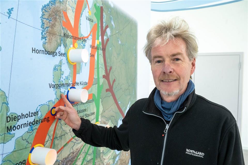 Günter Nowald macht sich Sorgen um die Kraniche, die derzeit von der Vogelgrippe betroffen sind.Stefan Sauer/dpa