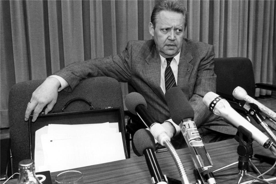 Günter Schabowski informiert bei einer Pressekonferenz am 9. November 1989 über die neuen Reiseregeln für DDR-Bürger. Dazu hatte er sich Notizen auf dem später berühmt gewordenen Zettel gemacht. (Archivbild)dpa