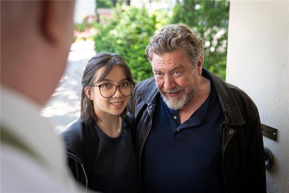 Günther Kuballa und Ta stehen vor Wolfgang Kretteks Tür. Gut 15 Jahre nach ihrer ersten Ruhrgebietskomödie sind Armin Rohde und Ludger Pistor wieder da.Thomas Kost/ARD(WDR/Bavaria Fiction/dpa