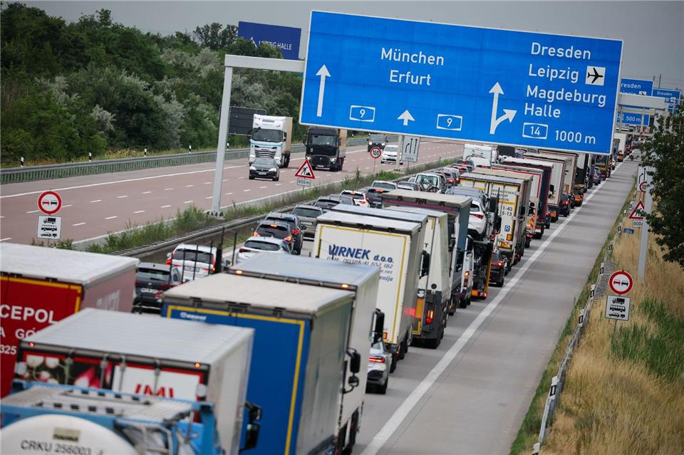 Güter auf die Straße heißt es wegen des Niedigwassers kurzzeitig auch in Bayern. (Symbolbild). Jan Woitas/dpa