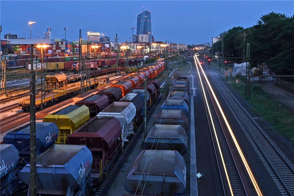 Güter gehören auf die Bahn! Ein Zug fährt im ersten Morgenlicht durch den Güterbahnhof in Frankfurt am Main Ost.Jennifer Brückner/dpa