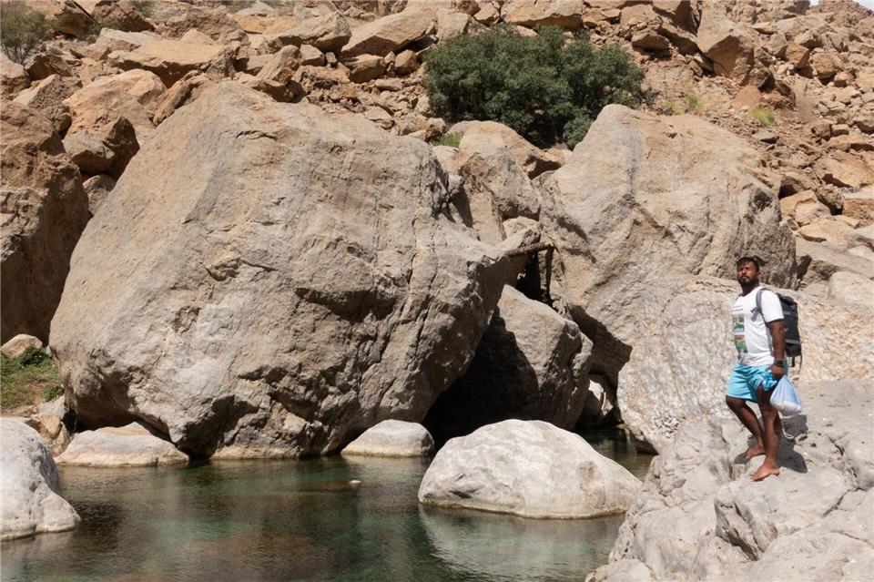 Guide Hweather Hamud ist hart im Nehmen, er führt barfuss durch das Wadi Hawer .Andreas Drouve/dpa-tmn