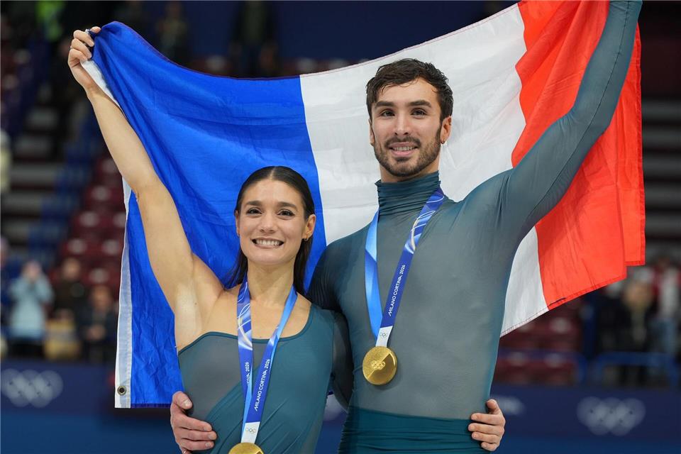 Guillaume Cizeron (r) hat mit dem Olympiasieg mit seiner neuen Eistanz-Partnerin Laurence Fournier Beaudry Geschichte geschrieben.Stephanie Scarbrough/AP/dpa