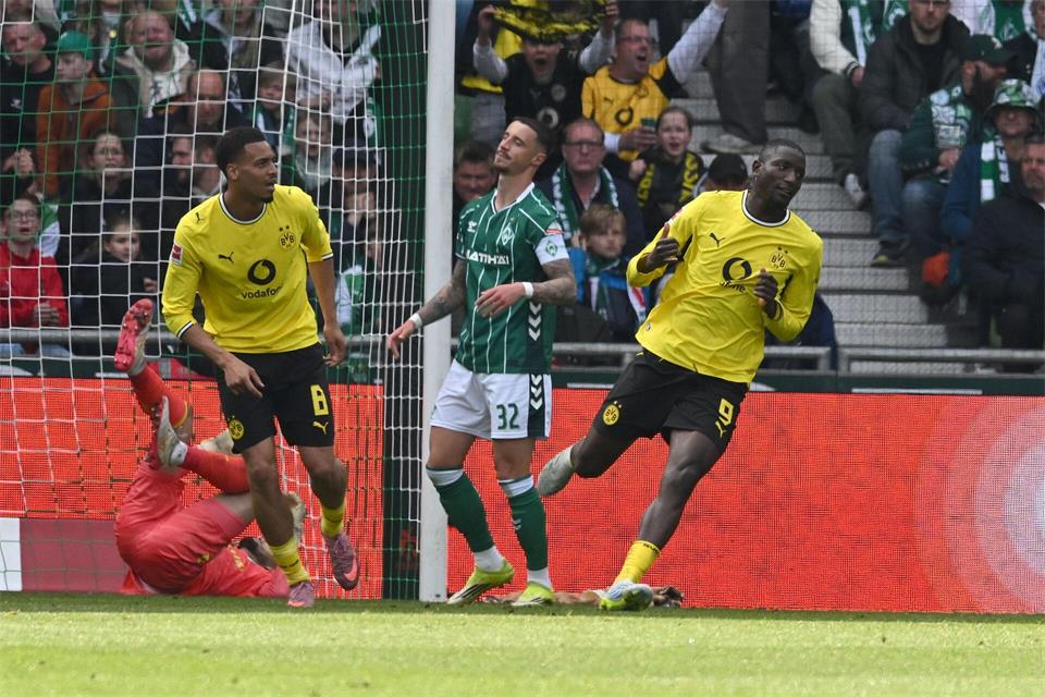 Guirassy (r) und der BVB sind gegen Bremen gefordert.Carmen Jaspersen/dpa