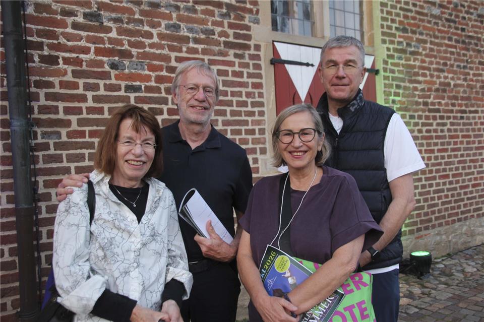 Gundi und Dietmar Krause aus Essen (l.) bekamen die Karten von ihren Freunden Anke Nienhaus und Gregor Nagel aus Gladbeck geschenkt.