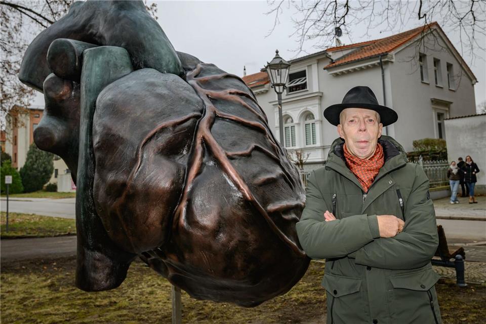 Gunther von Hagens wurde mit einer Skulptur überrascht.Patrick Pleul/dpa