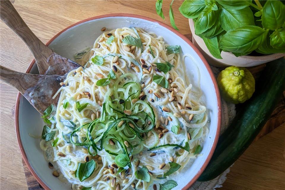 Gurkenspiralen geben der sommerlichen Joghurt-Pasta noch einen extra Frische-Kick. Doreen Hassek/dpa-tmn