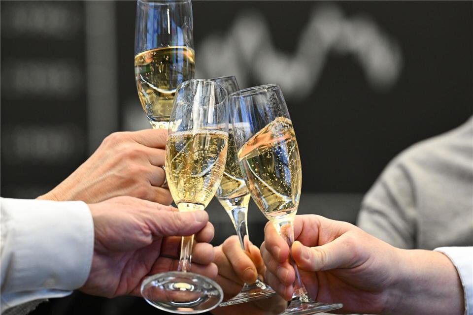Gut 3,9 Millionen Euro: Die durchschnittliche Vergütung der Vorstände der 40 Konzerne im Deutschen Aktienindex ist 2025 erneut gestiegen. (Symbolbild)Arne Dedert/dpa