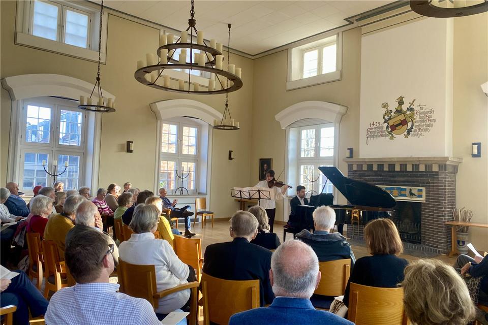 Gut 50 Besucher waren am Sonntag in die Burg Ramsdorf gekommen, um sich das klassische Konzert anzuhören.