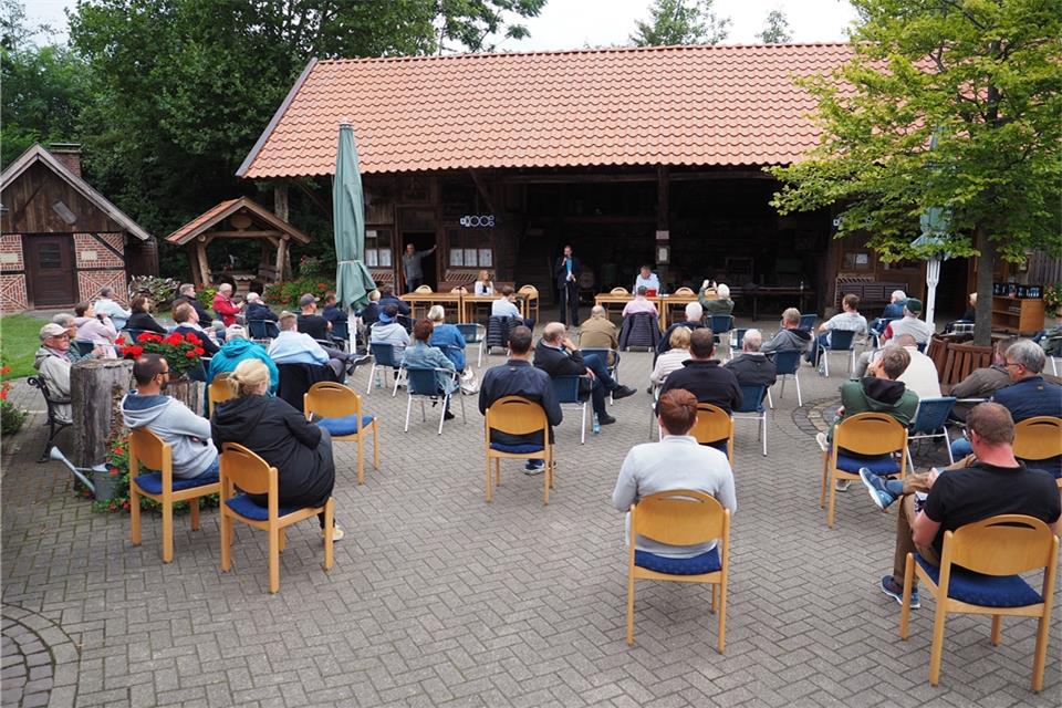 Gut 50 Zuhörer waren zu dem Diskussionsabend von „Wir in Marbeck“ mit den beiden Bürgermeisterkandidaten zum Heimathaus gekommen.