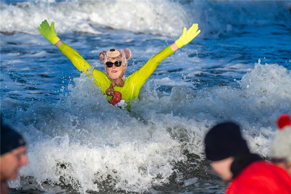 Gut abgehärtet haben sich Eisbader in Zinnowitz auf Usedom auf das neue Jahr vorbereitet.Stefan Sauer/dpa