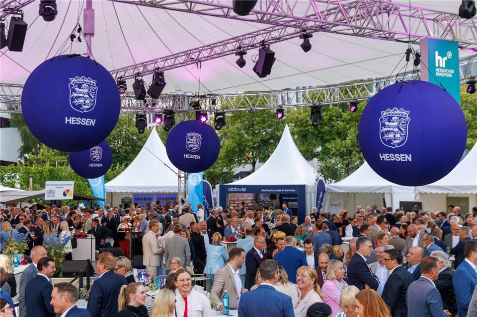 Gut besucht: Das Hessenfest in der Landesvertretung Hessens in Berlin. Carsten Koall/dpa