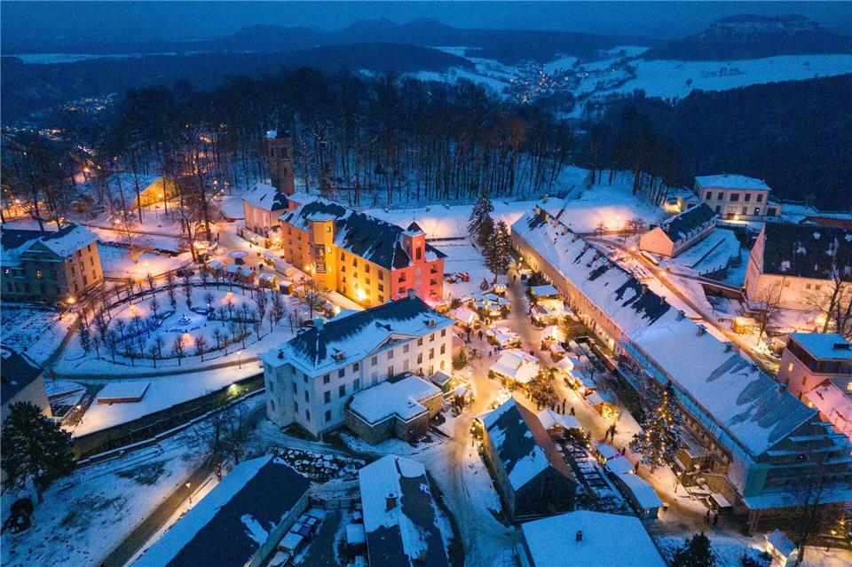 Mal anders: 16 ungewöhnliche Weihnachtsmärkte in Deutschland Gut besucht: Der Weihnachtsmarkt auf der Festung Königstein lockt viele Besucher an.Sebastian Kahnert/dpa/dpa-tmn