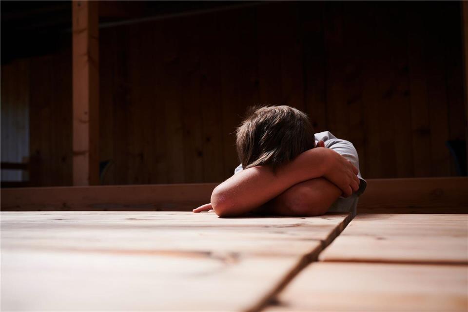 Gut ein Drittel (36,9 Prozent) der Befragten stimmte in einer Umfrage aus diesem Jahr der Aussage „Ein Klaps auf den Hintern hat noch keinem Kind geschadet“ zu. (Symbolbild) Annette Riedl/dpa