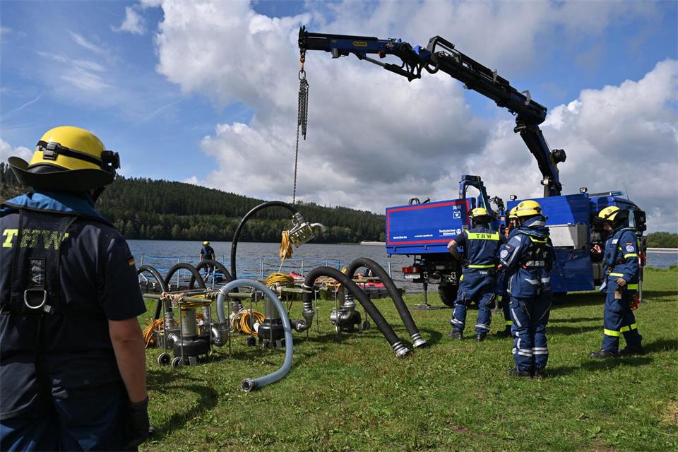Gut ein Dutzend Großpumpen des Technischen Hilfswerks (THW) werden in den kommenden Tagen am Bergsee Ratscher im Einsatz sein.Martin Schutt/dpa