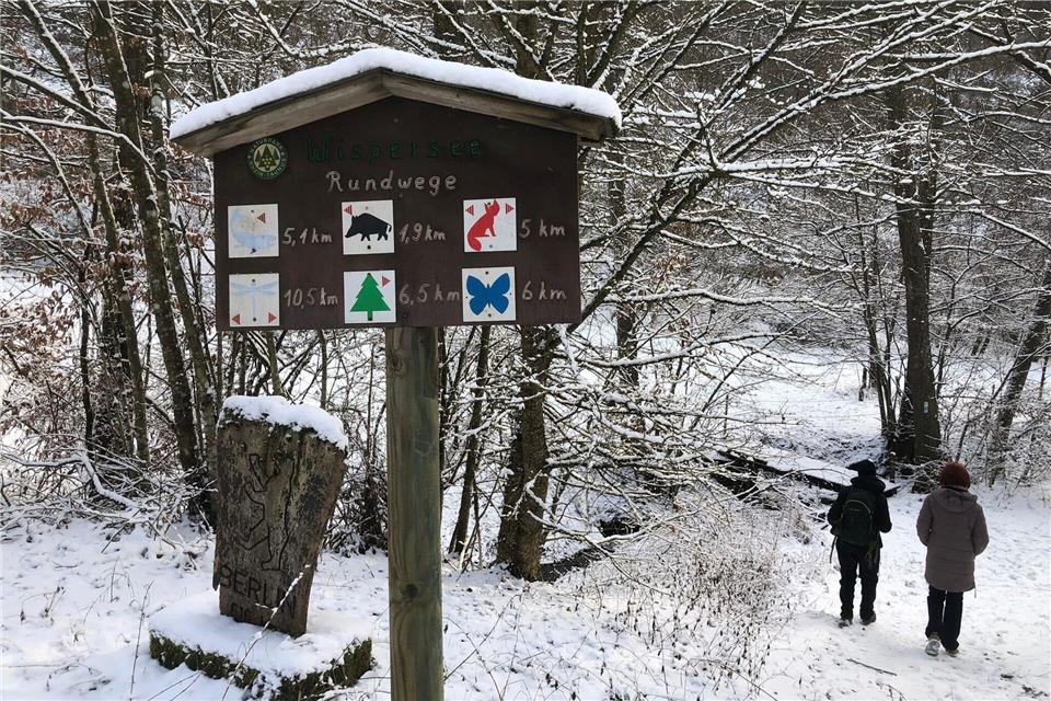 Gut eingepackt kann’s losgehen - zum Winterwandern im Wispertal ist der Wispersee ein guter Startpunkt. Andrea Löbbecke/dpa