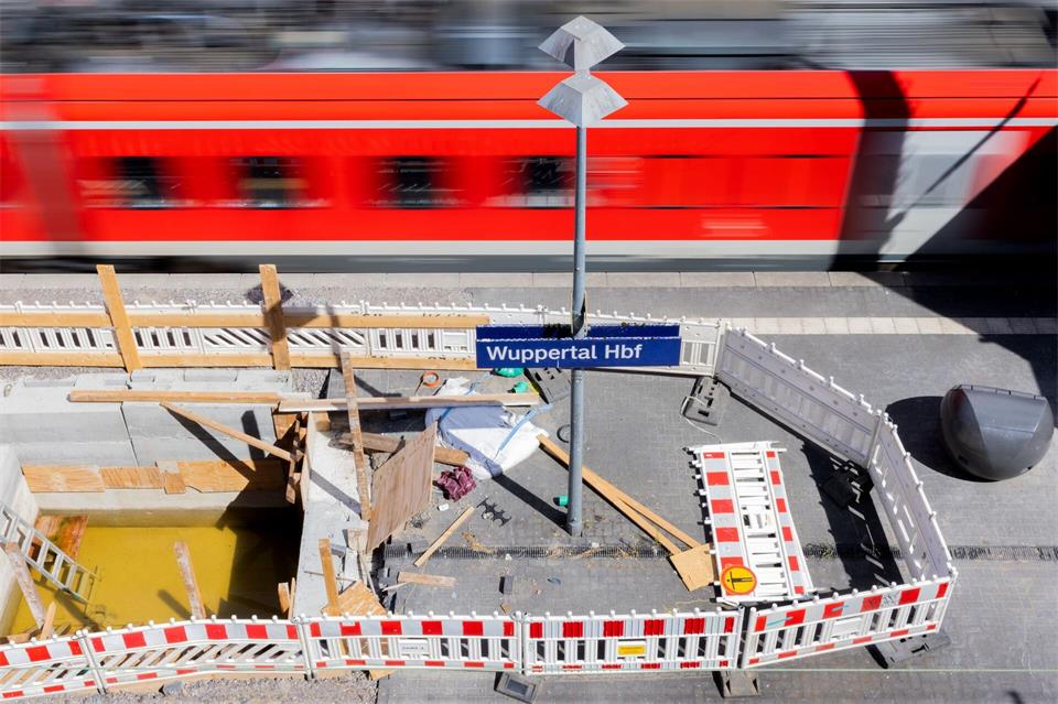Gut fünf Monate lang war die Strecke rund um Wuppertal für die Generalsanierung gesperrt. (Archivbild)Rolf Vennenbernd/dpa