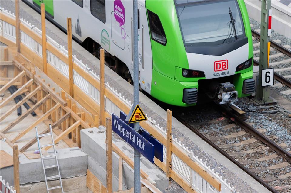 Gut fünf Monate lang wurde rund um Wuppertal an den Gleisen und den Bahnhöfen gearbeitet.Rolf Vennenbernd/dpa