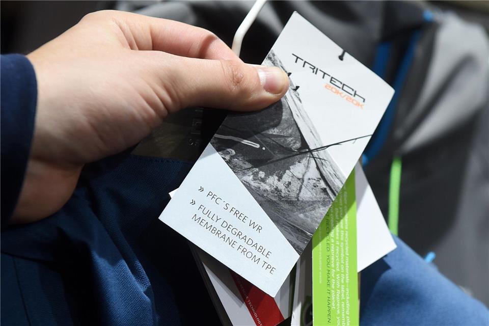 Gut für die Umwelt: auf eine möglichst PFAS-freie Herstellung der Outdoor-Klamotten achten.picture alliance/dpa