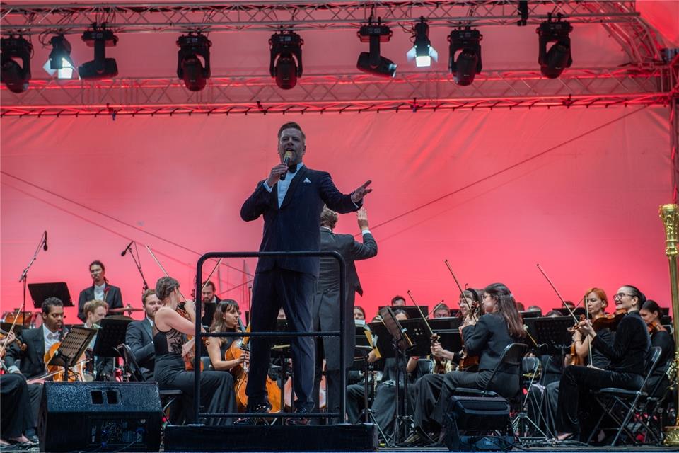 Gut gelaunt, aber im Regen startet Tom Gaebel mit „I’ve got you under my skin“ sein Programm am Schloss Raesfeld.