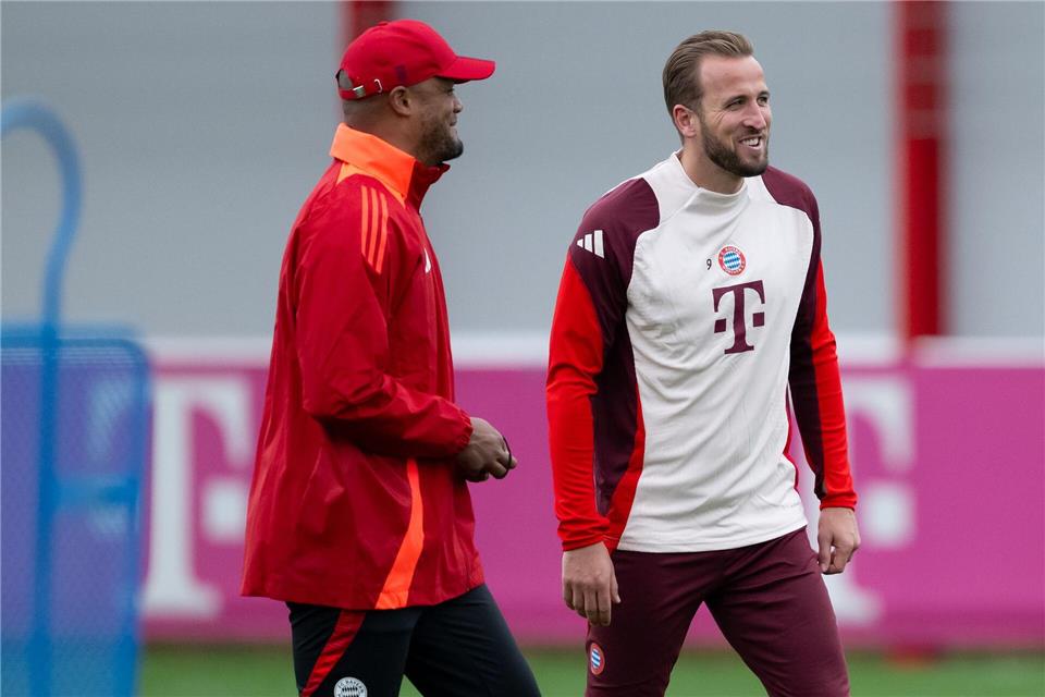 Gut gelaunt beim Training: Trainer Vincent Kompany (l) und Torjäger Harry Kane.Sven Hoppe/dpa