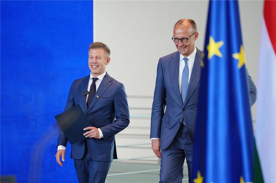 Gut gelaunt im Kanzleramt: Magyar und Merz.Kay Nietfeld/dpa