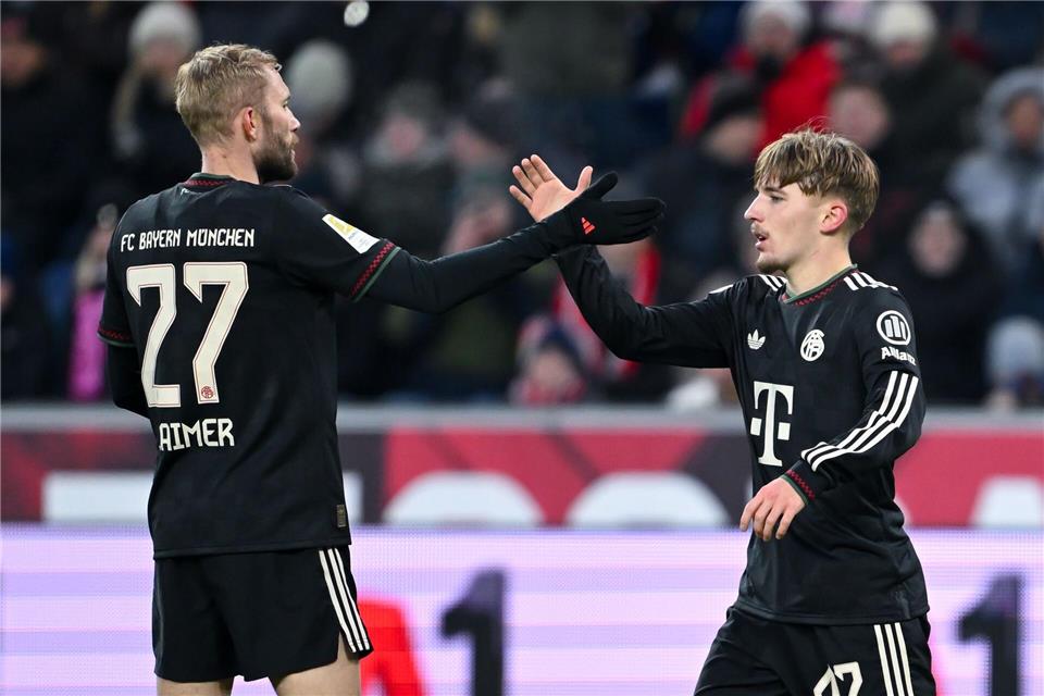 Gut gemacht, Junge: Konrad Laimer (l) klatscht mit Lennart Karl nach dessen Treffer zum 2:0 für den FC Bayern ab.Sven Hoppe/dpa