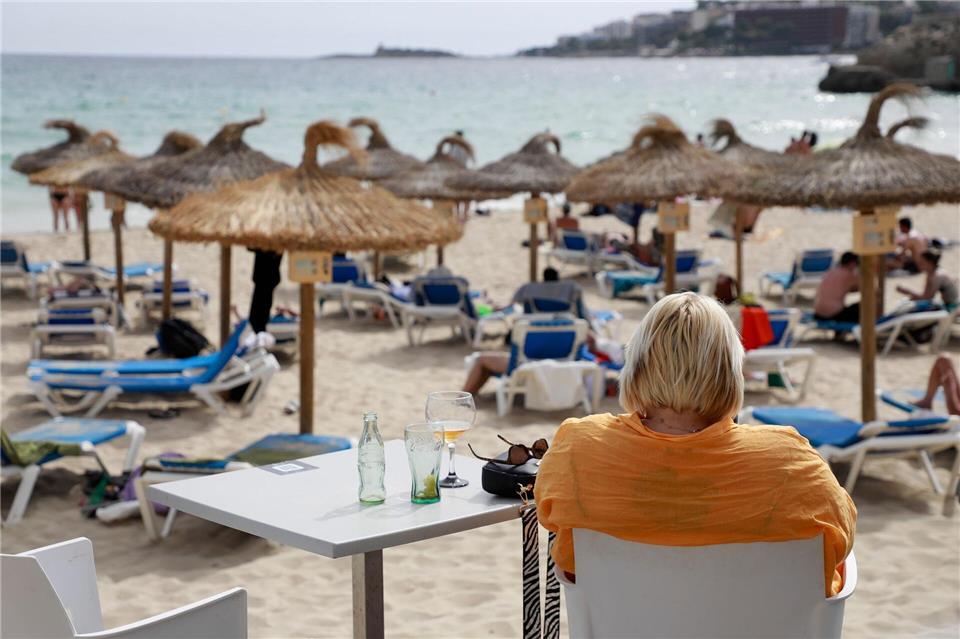 Gut gerüstet: Mit mehreren Karten und etwas Bargeld sind Urlauber flexibel und sicher unterwegs.picture alliance/dpa