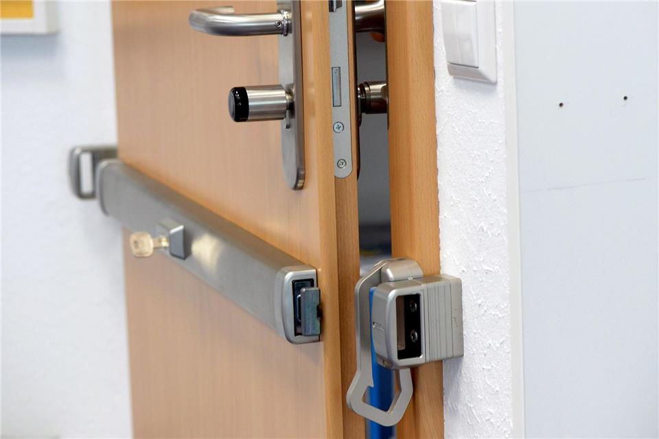 Gut gesichert gegen Einbruch ist die Tür mit einem Querriegelschloss.Susann Prautsch/dpa-tmn