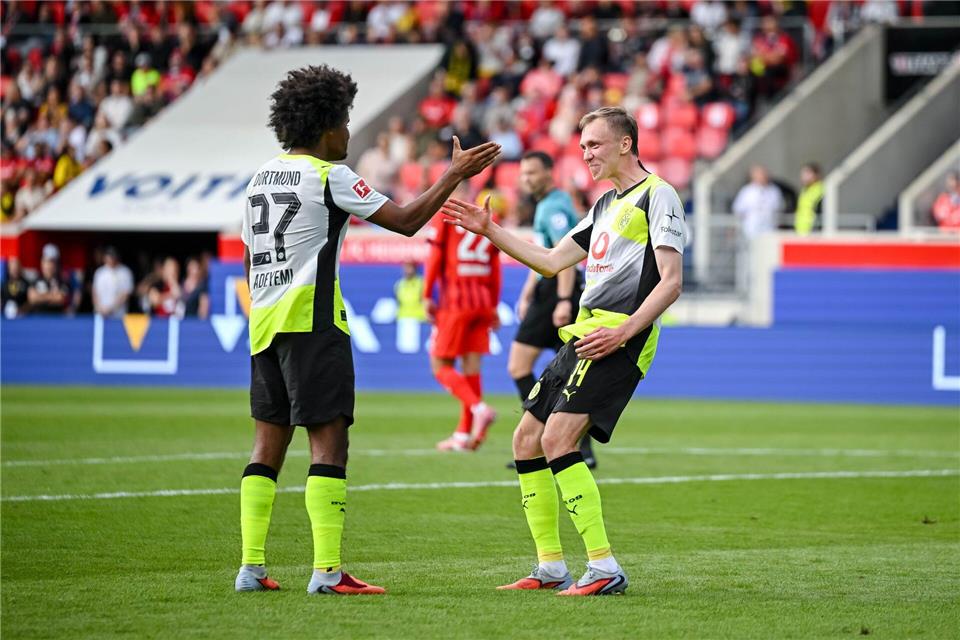 Gut in Form: Dortmunds Maximilian Beier (r.) traf beim Sieg in Heidenheim.Harry Langer/dpa