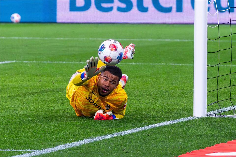 Nagelsmanns Einladung überrascht Atubolu im Mittagsschlaf Gut in Form: Noah Atubolu lenkt am Sonntag in Mönchengladbach den Ball um den Pfosten.David Inderlied/dpa