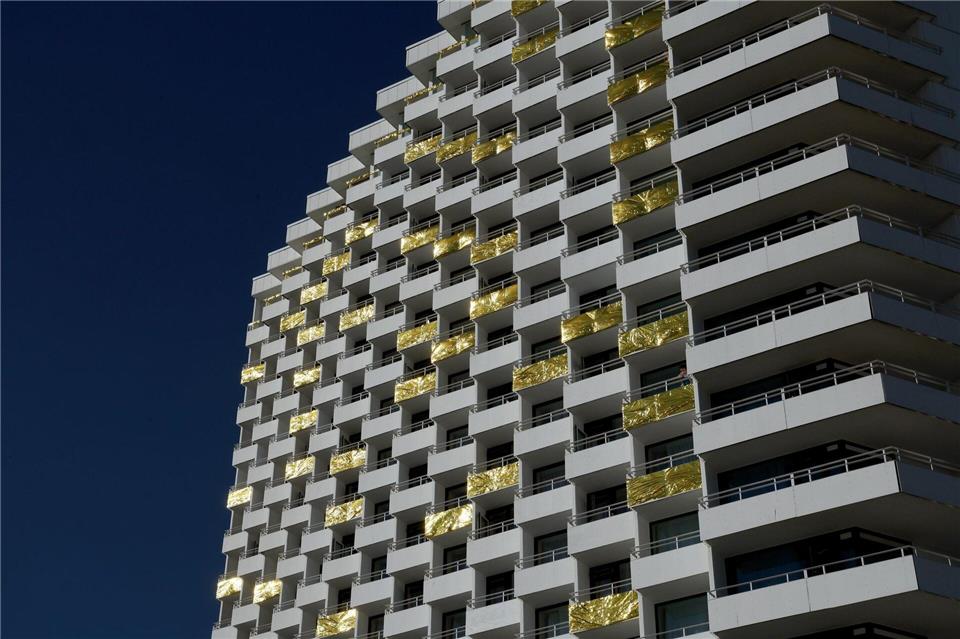 Gut sichtbar wird das 55-jährige Bestehen des Hotel Neptuns gewürdigt. Bernd Wüstneck/dpa