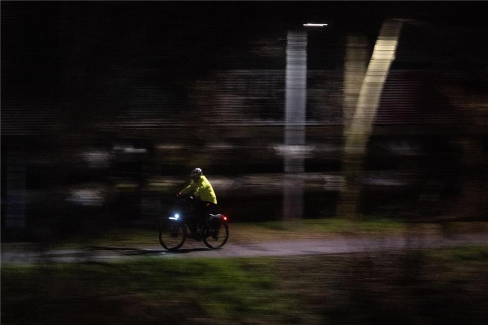 Gut sichtbare Kleidung ist für Radfahrer und Fußgänger in der Dunkelheit wichtig. (Symbolbild)Marijan Murat/dpa