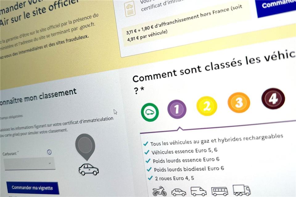 Gut vorbereitet in den Urlaub: In Frankreich ist etwa die Crit’Air-Umweltplakette in mehreren Städten Pflicht.Zacharie Scheurer/dpa-tmn