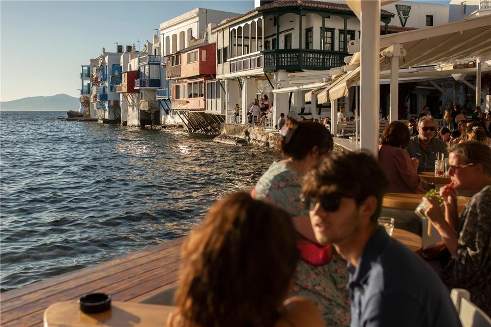 Gut vorbereitet in den Urlaub: Mit einer Kombination aus verschiedenen Zahlungsmitteln sorgt man für finanzielle Sicherheit auf Reisen.picture alliance/dpa