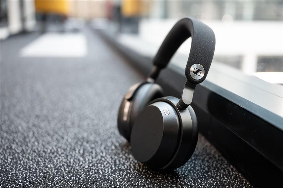 Gut zu wissen und gut aufgestellt für die Zukunft: Sennheisers neueste Noise-Cancelling-Kopfhörer haben einen austauschbaren Akku.Nico Tapia/dpa-tmn