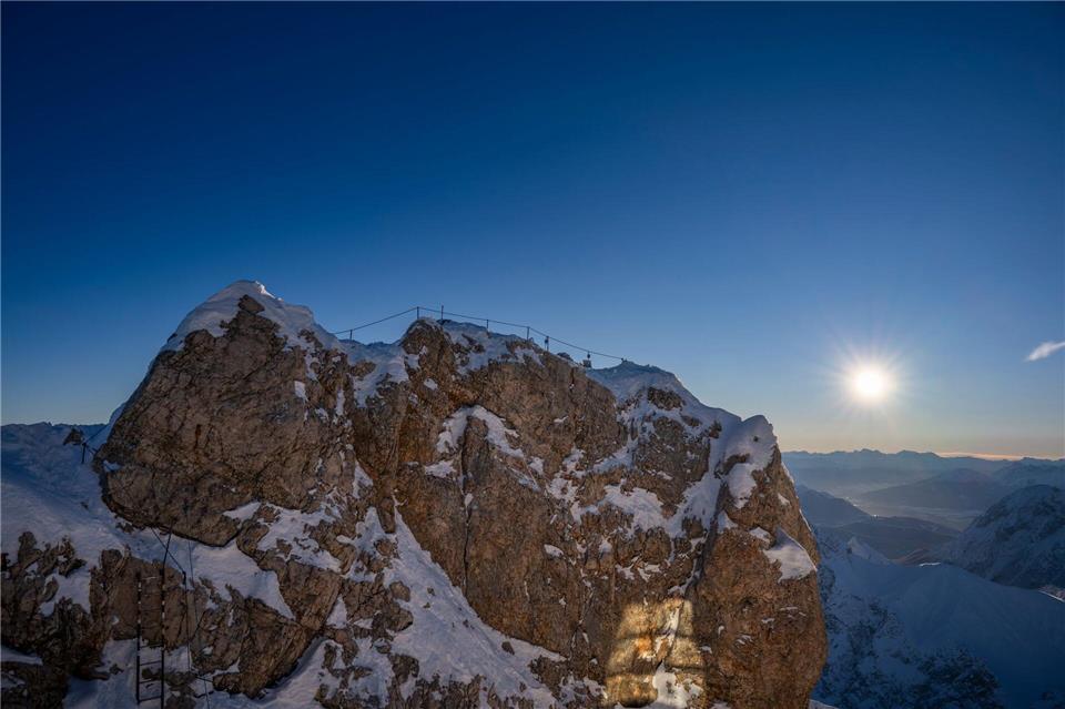 Gut zwei Wochen lang war der Gipfel nackt. Peter Kneffel/dpa