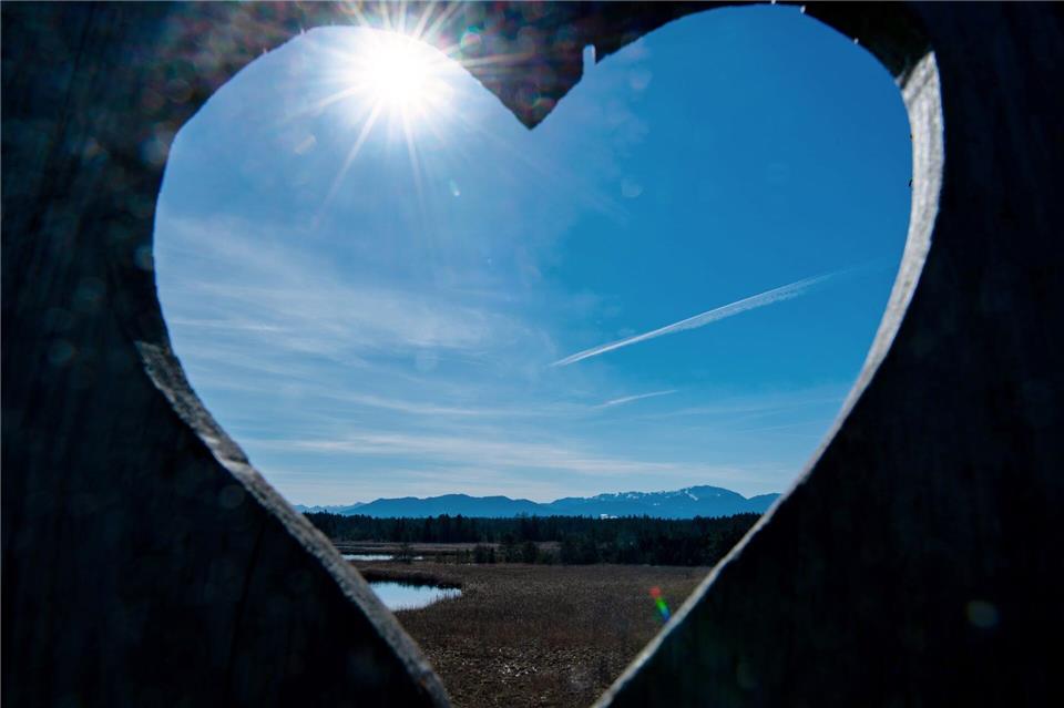 Gute Fernsicht in den Bergen verspricht der Deutsche Wetterdienst. (Archivbild)Peter Kneffel/dpa