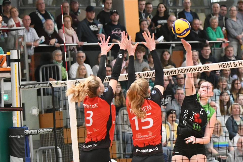 Gute Flügelzange: Marika Loker, ausgezeichnet als Beste, setzt sich gegen Maja Pahlke (3) und Alexa Sofie Thaden durch.Andresen