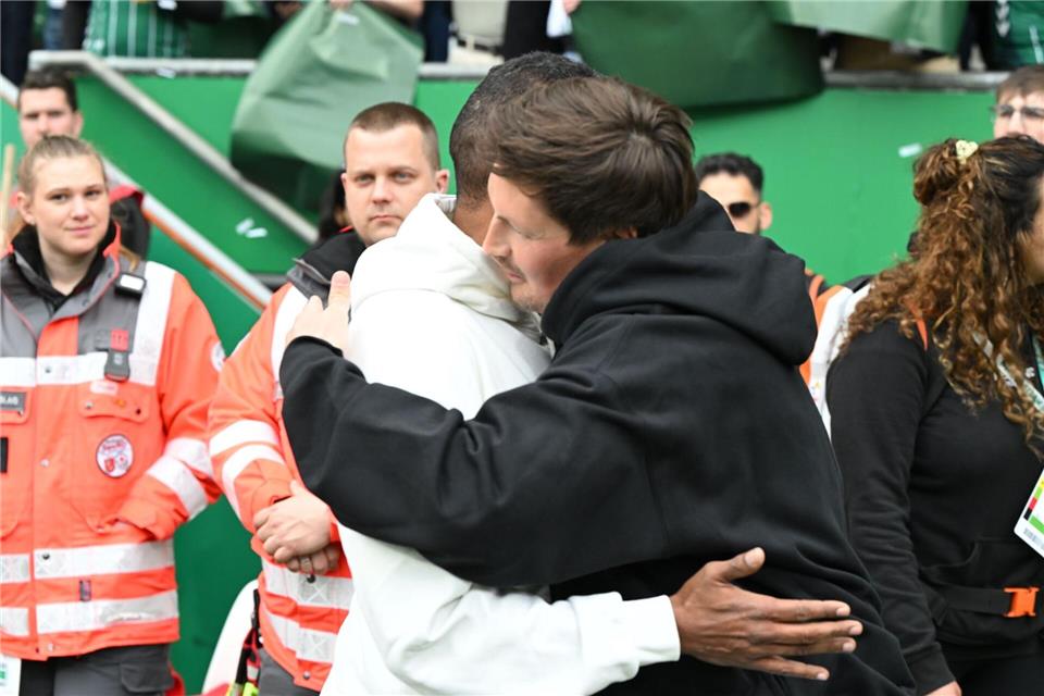 Gute Freunde: Werder-Trainer Daniel Thioune und sein HSV-Kollege Merlin Polzin (r).Carmen Jaspersen/dpa